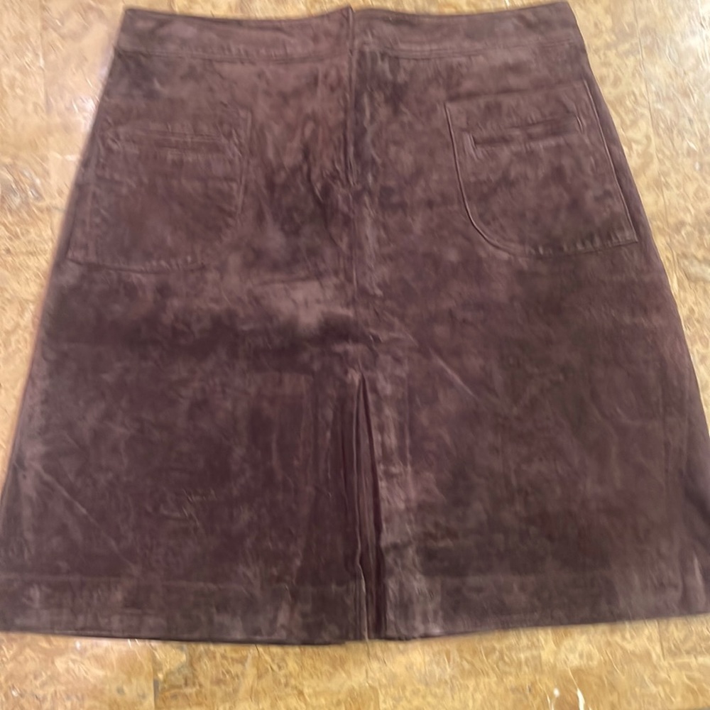 Lilly Pulitzer 100% suede skirt. Zipper front, 2 pocket, lined, pleated frnt/bk